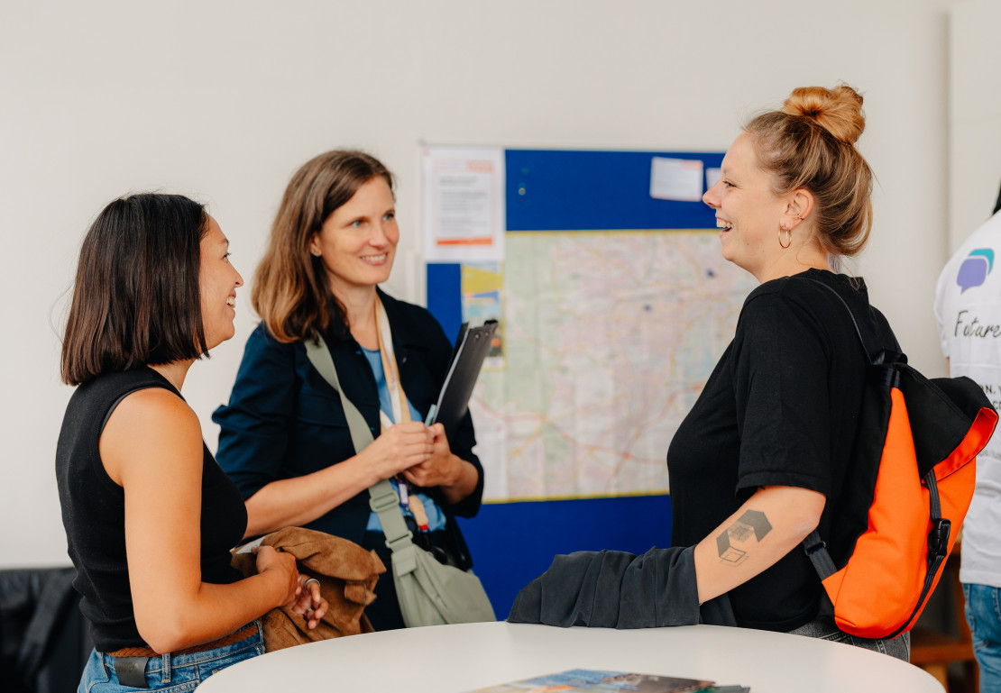 drei Frauen tauschen sich beim Netzwerktreffen aus